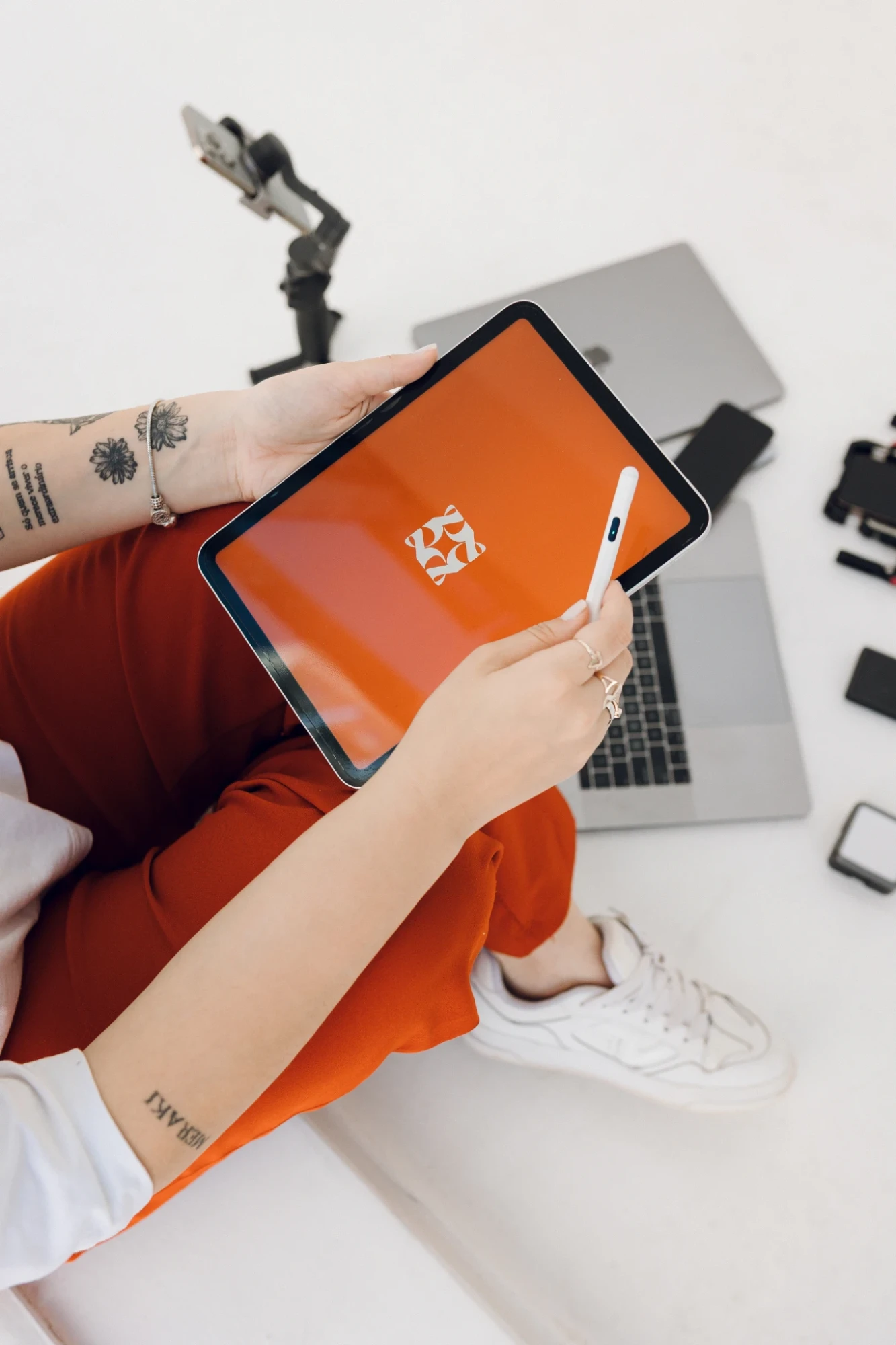 Mãos segurando um tablet com o símbolo da Perspectiva
